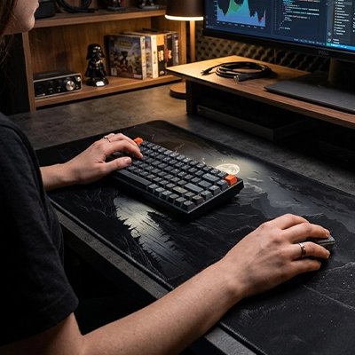 Sous main bureau femme manipulant clavier souris